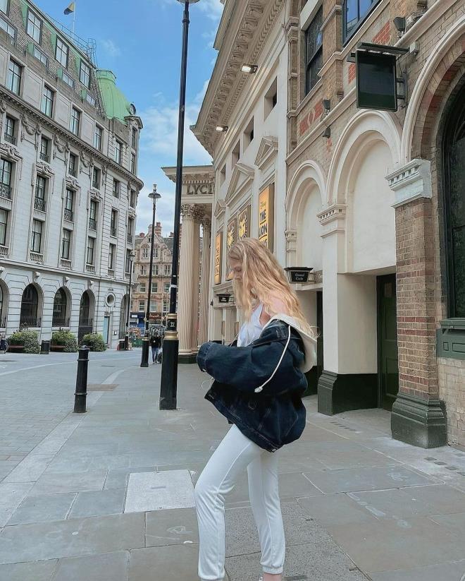 Serel Yereli, Londra sokaklarında iç çamaşırsız dolaştı