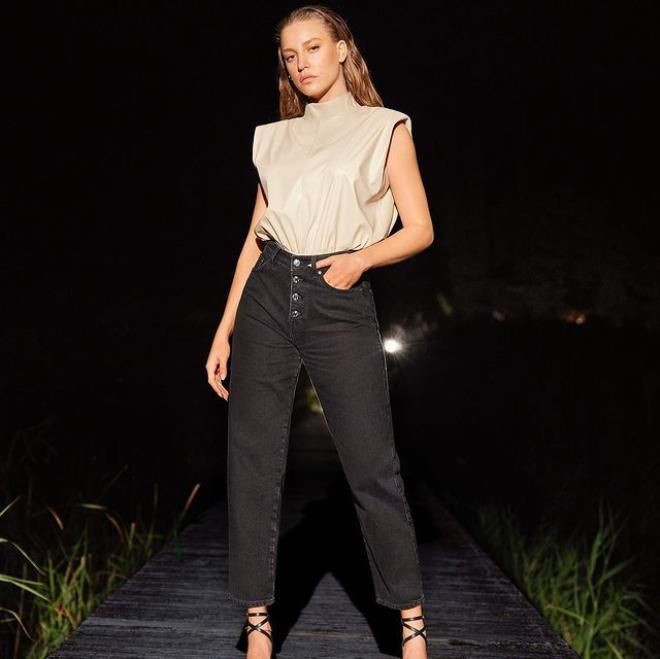 Serenay Sarıkaya, 'Arkadaşım' dediği iş adamıyla fena yakalandı