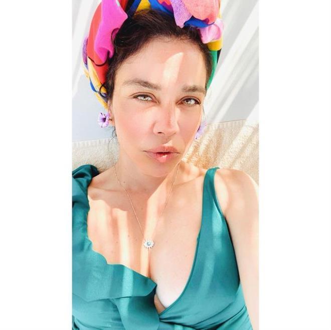 Yeşim Ceren Bozoğlu'nun sere serpe verdiği tatil pozları olay oldu