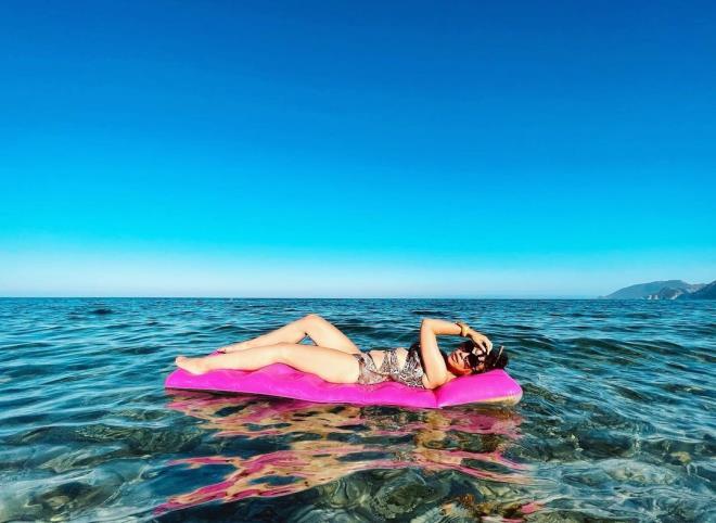 Yeşim Ceren Bozoğlu'nun sere serpe verdiği tatil pozları olay oldu