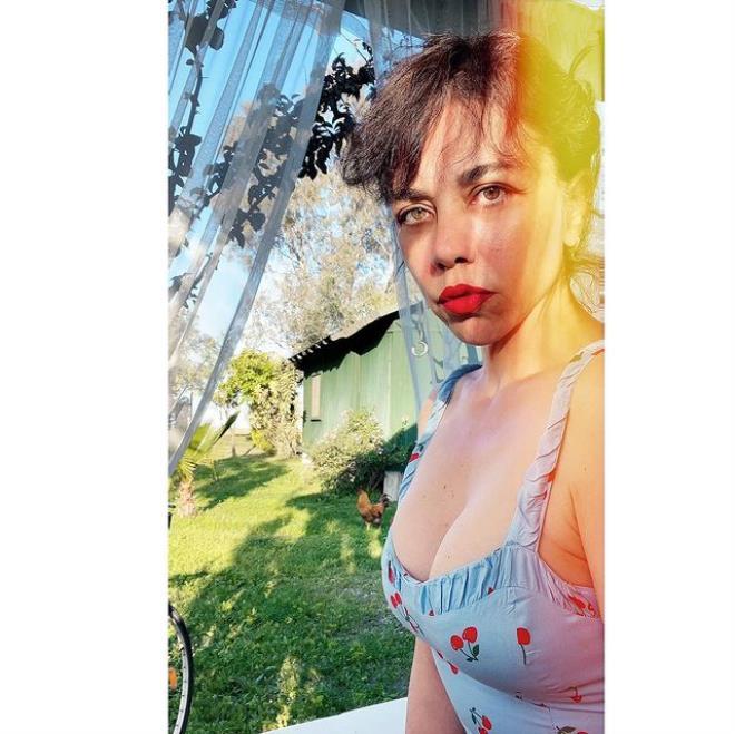 Yeşim Ceren Bozoğlu'nun sere serpe verdiği tatil pozları olay oldu