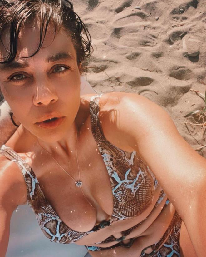 Yeşim Ceren Bozoğlu'nun sere serpe verdiği tatil pozları olay oldu