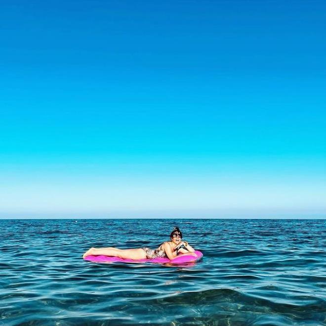 Yeşim Ceren Bozoğlu'nun sere serpe verdiği tatil pozları olay oldu