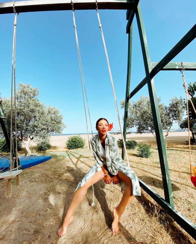 Yeşim Ceren Bozoğlu'nun sere serpe verdiği tatil pozları olay oldu