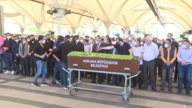 Gözyaşları sel olup aktı! Şarkıcı Oğuz Yılmaz son yolculuğuna uğurlandı