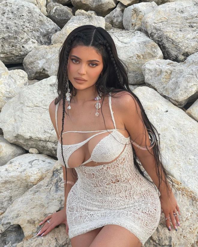 Kylie Jenner, derin dekolteli plaj elbisesiyle Instagram’ı kasıp kavurdu