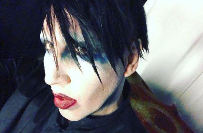 Müzisyen Marilyn Manson'a asistanından cinsel saldırı suçlaması: Zorla tecavüz edip, misafirlerinin dokunmasına izin verdi