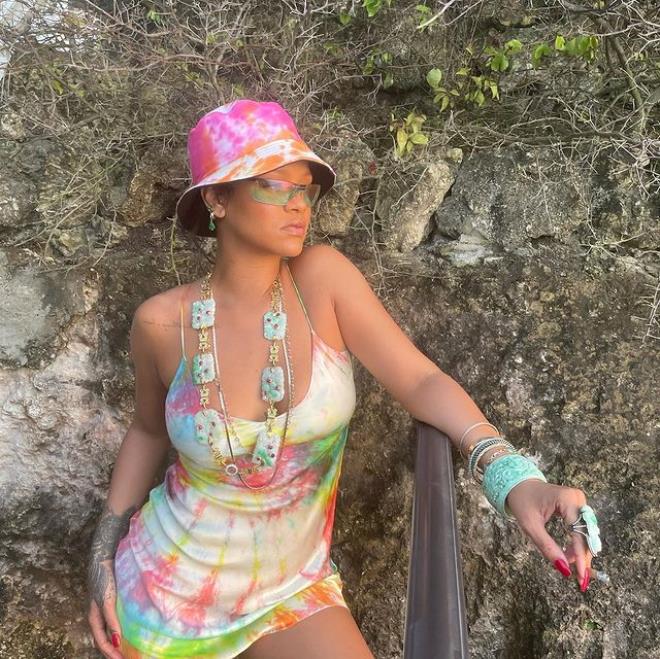 Efsane geri döndü! Cesur pozların kraliçesi Rihanna iç çamaşırlı fotoğraflarıyla Instagram'ı kasıp kavurdu