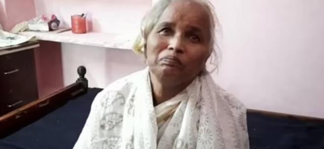 Bir aile şokta! 'Öldü' denilerek yakılan yaşlı kadın iki hafta sonra eve döndü