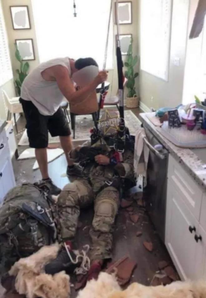 Paraşütü açılmayan asker, evin çatısına çakılıp mutfağa düştü