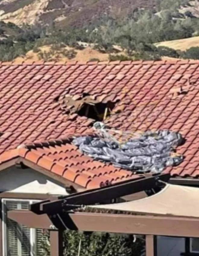 Paraşütü açılmayan asker, evin çatısına çakılıp mutfağa düştü