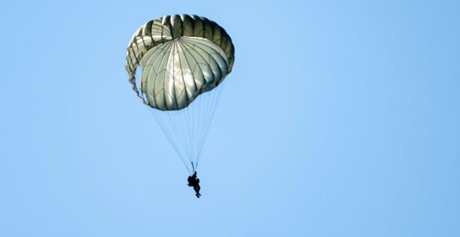 Paraşütü açılmayan asker, evin çatısına çakılıp mutfağa düştü