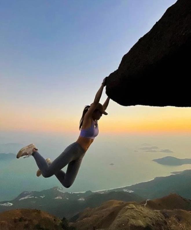 Selfie çekmek için kayalıklara çıkan fenomen uçurumdan düşerek öldü