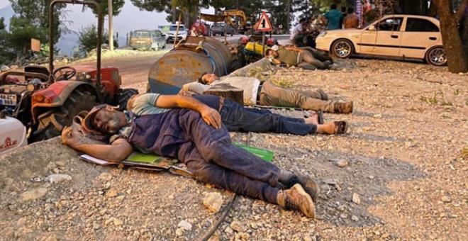 Bu fotoğraf çok şey anlatıyor! Alevlerle boğuşan halk yorgun düşüp toprakta uyudu