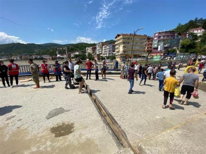 Selin ikiye böldüğü ilçede insan zinciri! Tüm uğraş bir yarayı sarmak için