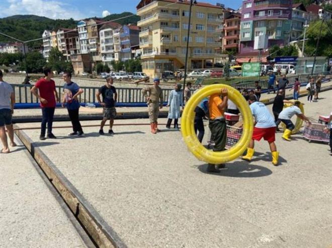 Selin ikiye böldüğü ilçede insan zinciri! Tüm uğraş bir yarayı sarmak için