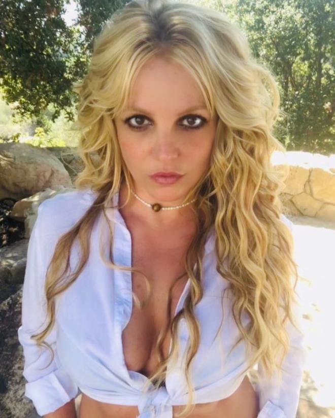 Britney Spears başları karıştırıyor! Göğüslerini elleriyle kapatıp peş peşe verdiği pozları paylaştı