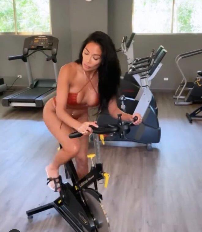 Nicole Scherzinger, turuncu küçük bikinisiyle spor yaptığı anları paylaştı, ortalık alev aldı