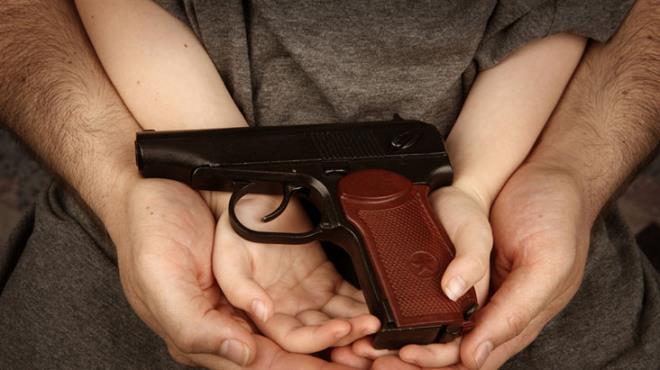5 yaşındaki çocuk silahla oynarken annesini göğsünden vurdu