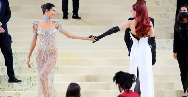 Kusursuz fiziği büsbütün gözler önünde! Kendall Jenner transparan elbisesiyle göz kamaştırdı