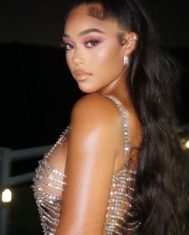 Kylie Jenner'ın eski dostu Jordyn Woods, transparan kıyafetiyle her yerini sergiledi