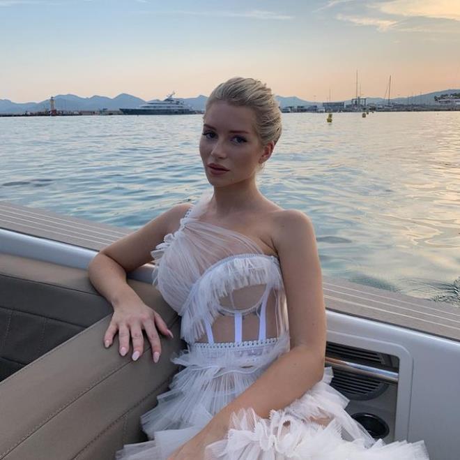 Hoş model Lottie Moss'tan ağızları açık bırakan itiraf: Diş fırçalar üzere her sabah bağlantıya giriyoruz