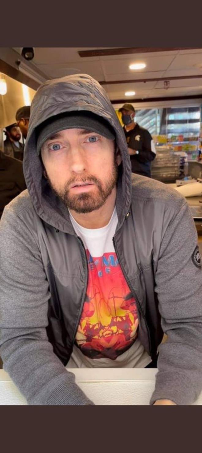 Efsane rapçi Eminem'den hayranlarına büyük sürpriz! 7 saat evvelce kuyruğa girdiler