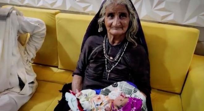 Doktolar "olmaz" dedi lakin onlar dinlemedi! 70 yaşında çocuğunu kucağına aldı