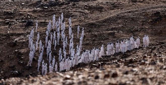 Lut Gölü'nün etrafında değişik görüntü! Bedenlerini beyaza boyayıp çırılçıplak gölün kenarında yürüdüler