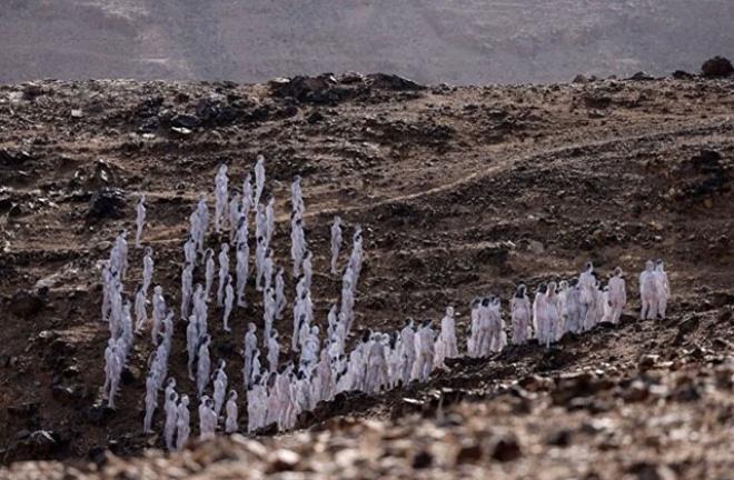 Lut Gölü'nün etrafında değişik görüntü! Bedenlerini beyaza boyayıp çırılçıplak gölün kenarında yürüdüler