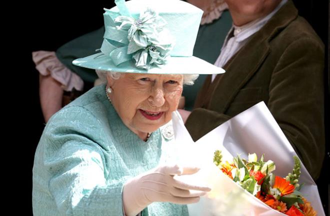95 yaşındaki Kraliçe Elizabeth "Yılın Yaşlısı" mükafatını reddetti