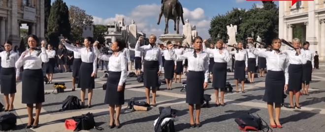 Alitalia hostesleri, alınan kararları Roma meydanında soyunarak protesto etti