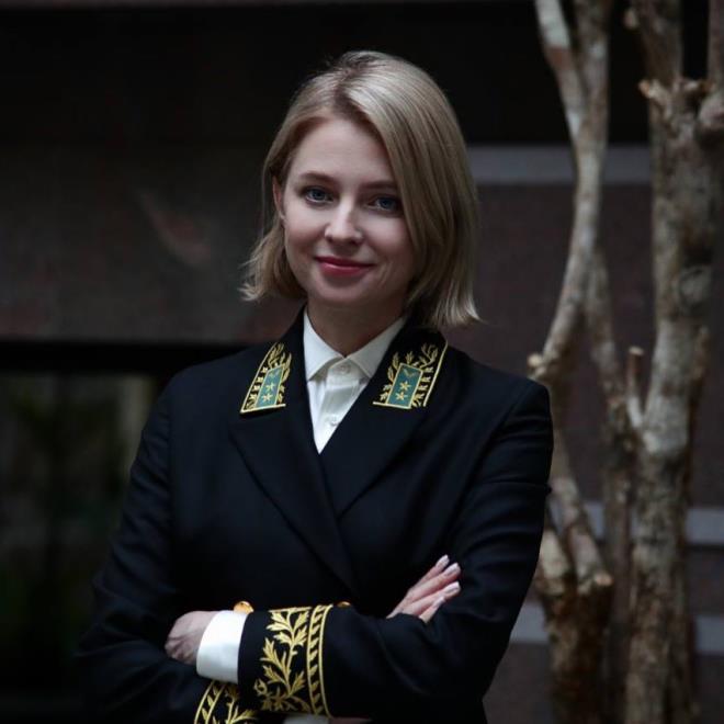 En hoş büyükelçi Poklonskaya'dan diplomatik üniformalı birinci fotoğraf geldi