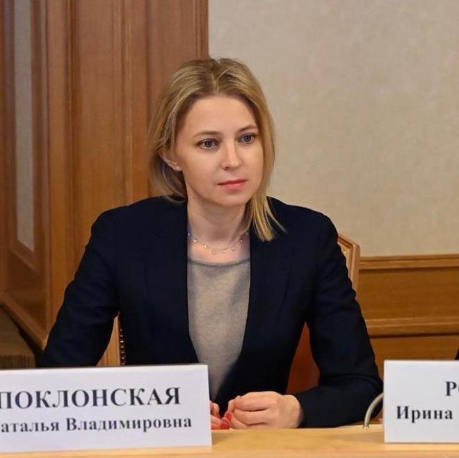 En hoş büyükelçi Poklonskaya'dan diplomatik üniformalı birinci fotoğraf geldi