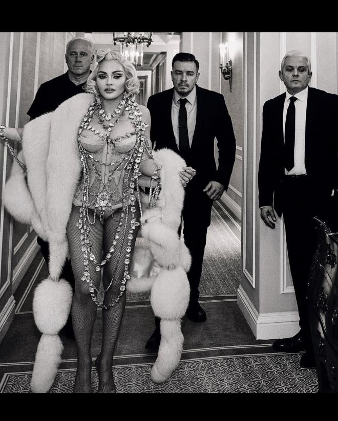 Marilyn Monroe'nun mevt döşeğindeki halini canlandıran Madonna, pozlarıyla mide bulandırdı