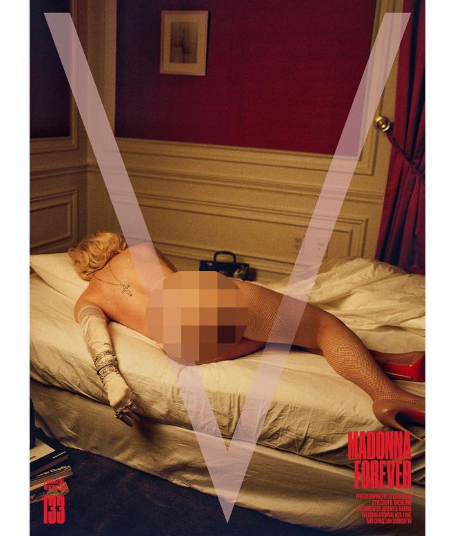 Marilyn Monroe'nun mevt döşeğindeki halini canlandıran Madonna, pozlarıyla mide bulandırdı
