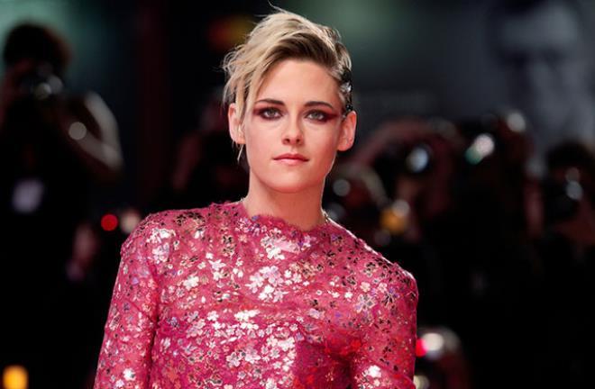 Hoş oyuncu Kristen Stewart, kız arkadaşıyla nişanlandı