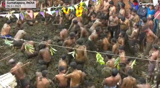 Bu görünüm fakat tek bir ülkede görülür! Binlerce kişi birbirinin yüzüne inek dışkısı sürdü