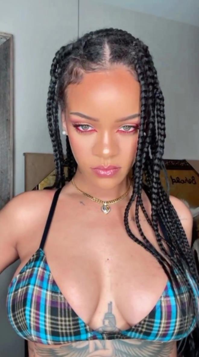 Rihanna yine yaptı yapacağını! Önden masum görünen pijamanın arkası sizi çok şaşırtacak