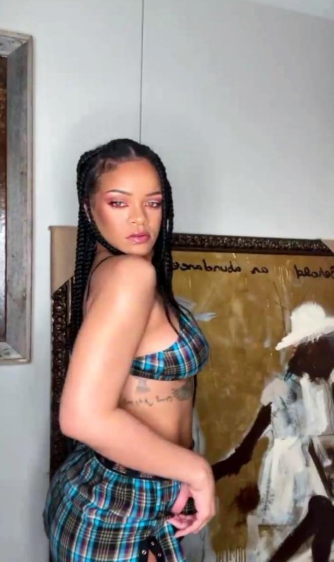 Rihanna yine yaptı yapacağını! Önden masum görünen pijamanın arkası sizi çok şaşırtacak