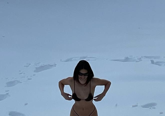 Kendall Jenner ezber bozdu! Karların içinde mini bikinisiyle poz verdi - Resim 2