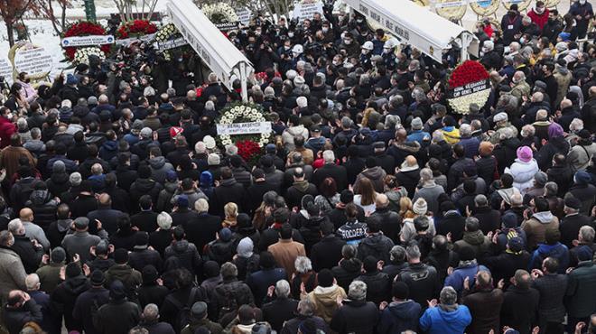 Gözler onu aradı! Türk Sineması'nın Sultan'ı, sessizce tabutun yanına gelip dostuna veda etti - Resim 18