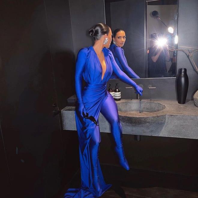Kim Kardashian bedenine koli bandı sardı, gören herkesin aklına tek bir soru geldi