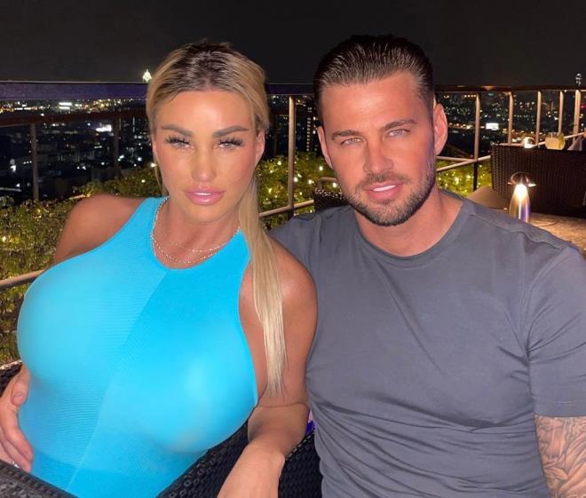 İngiliz gösteri yıldızı Katie Price para için bunu da yaptı! Göğüs implantını satıyor