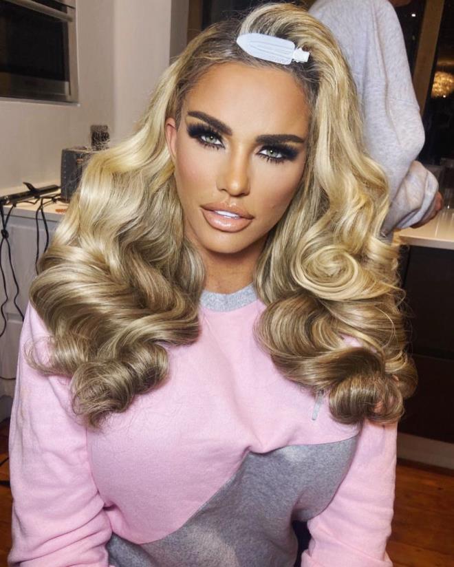 İngiliz gösteri yıldızı Katie Price para için bunu da yaptı! Göğüs implantını satıyor