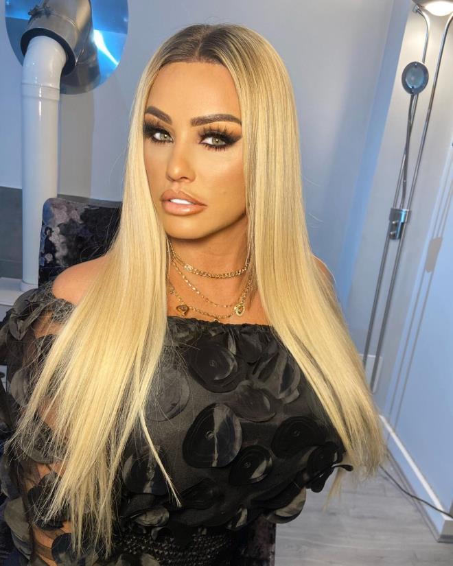 İngiliz gösteri yıldızı Katie Price para için bunu da yaptı! Göğüs implantını satıyor