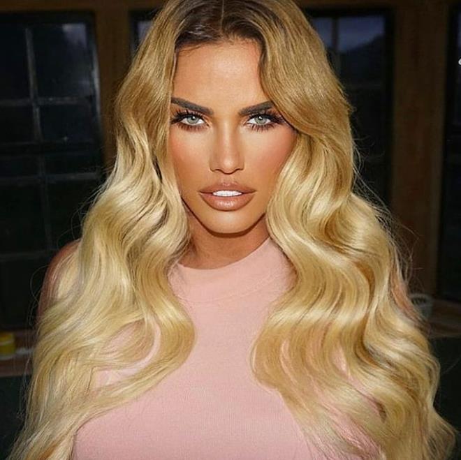 İngiliz gösteri yıldızı Katie Price para için bunu da yaptı! Göğüs implantını satıyor