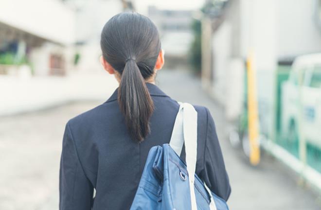 Japonya'da erkekler tahrik olmasın diye kız öğrencilerin saçlarını atkuyruğu yapması yasak!
