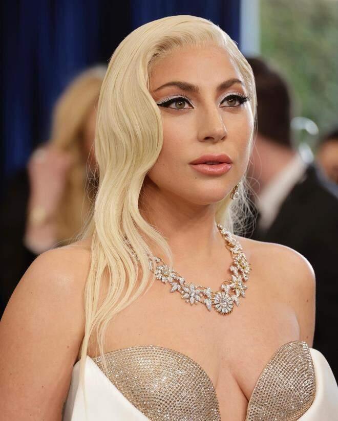 Kırmızı halıda dekolte şov! Görenler Lady Gaga'nın göğüslerinden gözlerini alamadı