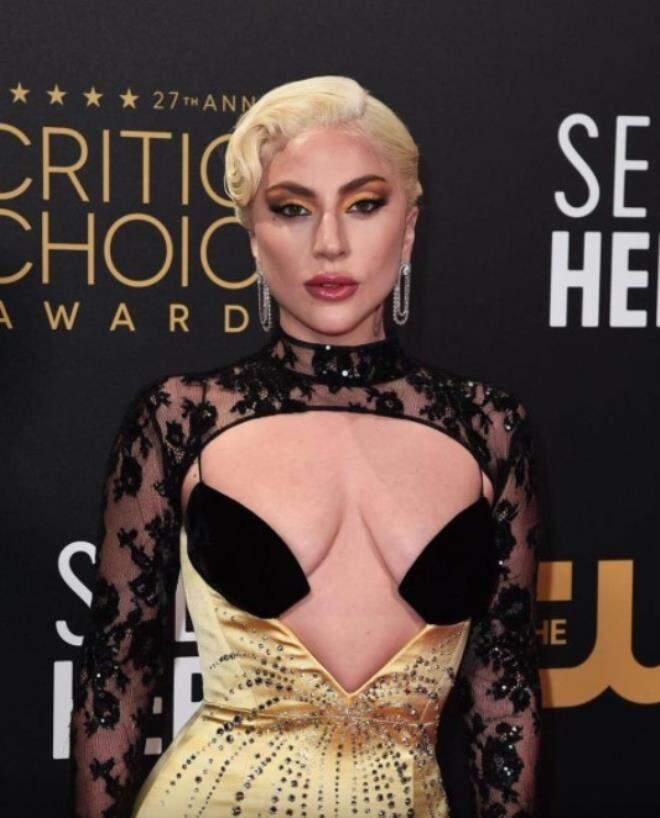 Kırmızı halıda dekolte şov! Görenler Lady Gaga'nın göğüslerinden gözlerini alamadı